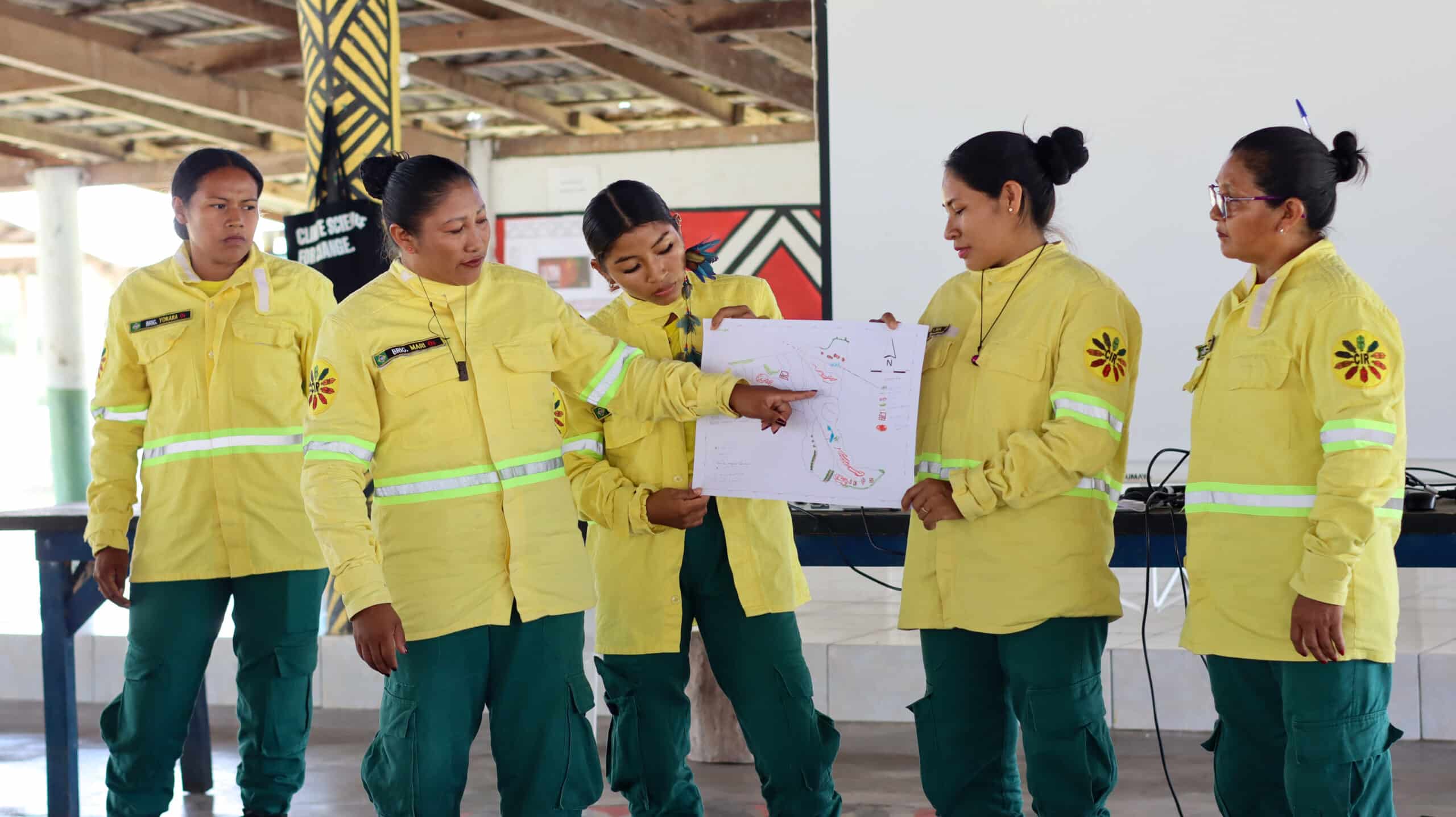 Brigades present their hand-drawn maps during the workshop's mapmaking session. / photos by Sara Leal Pereira/IPAM