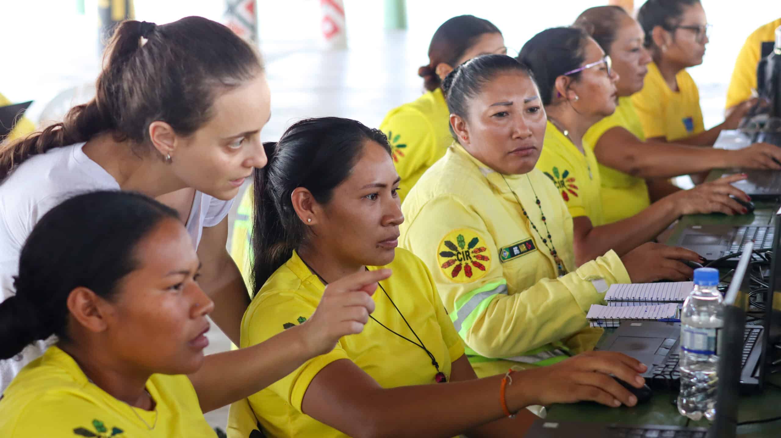 Manoela Machado provides instruction to workshop participants learning how to use GIS. / photo by Sara Leal Pereira/IPAM
